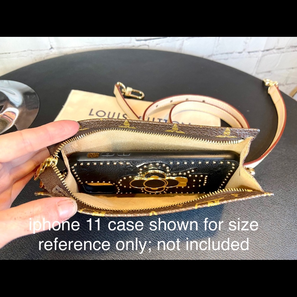Louis Vuitton Pouch PM Crossbody - Picture 4 of 8